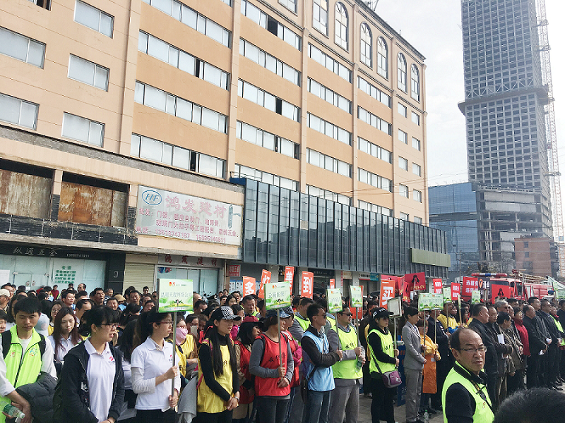 2017年3月5日，是我国第54个学雷锋纪念日。3月份的春天万物复苏，百花齐放。阳光透过淡薄的云层照耀着大地，它的万道金光愉快地普照着万物。春风拂面,是那么清柔,那么亲切,就像是雷锋的精神一直温暖着、鼓舞着芒果体育!