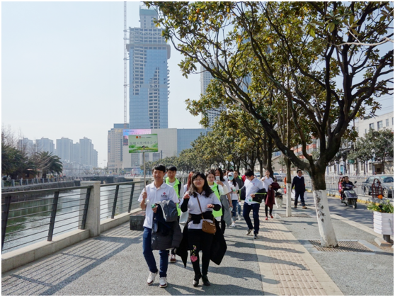 一路上，志愿者把“学雷锋践行动 树新风做好事 做志愿者”的精神传扬到大街小巷，把雷锋为人民服务的志愿精神带到城市的每个角落。